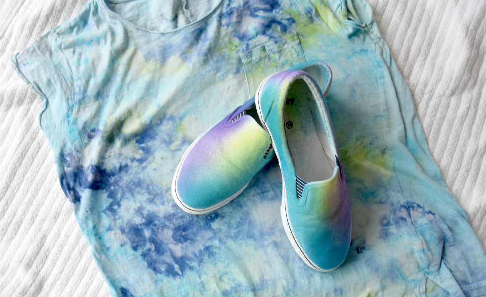 Selbst gefärbtes Shirt & Schuhe