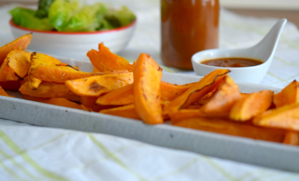 Süßkartoffel-Wedges und Mango Ketchup