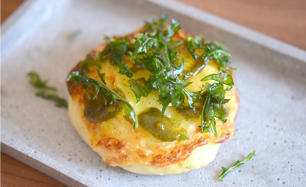 Kartoffelbrötchen mit Löwenzahnpesto