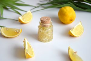Zitronen-Rosmarin-Badesalz selbstgemacht als Geschenk