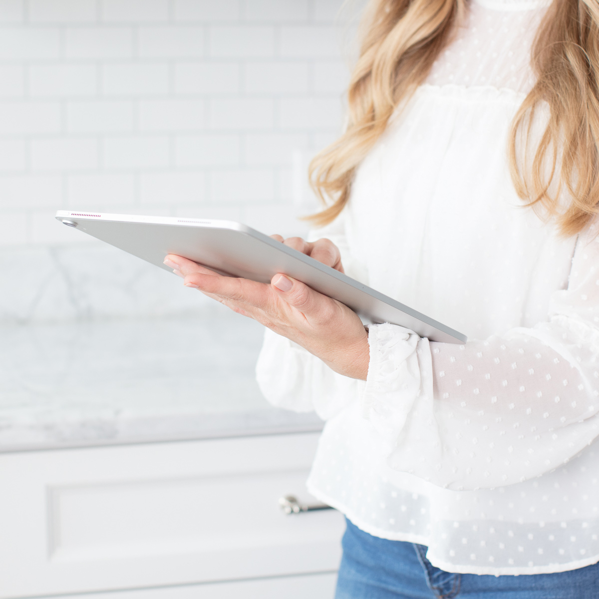 Frau mit Tablet