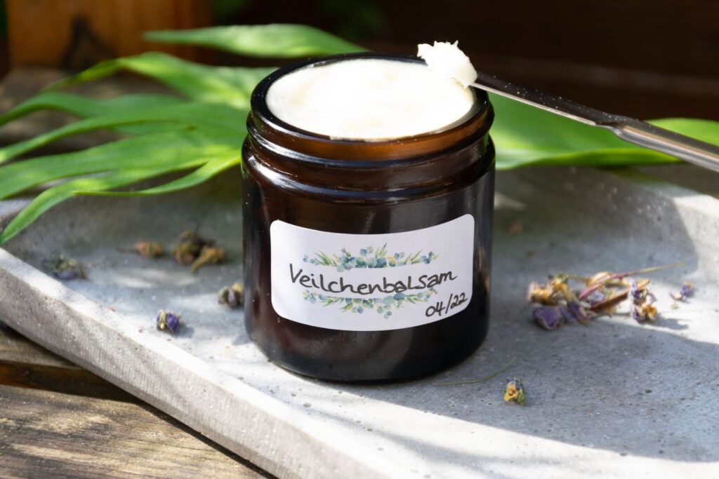 Veilchenbalsam für irritierte reife rissige und beanspruchte Haut