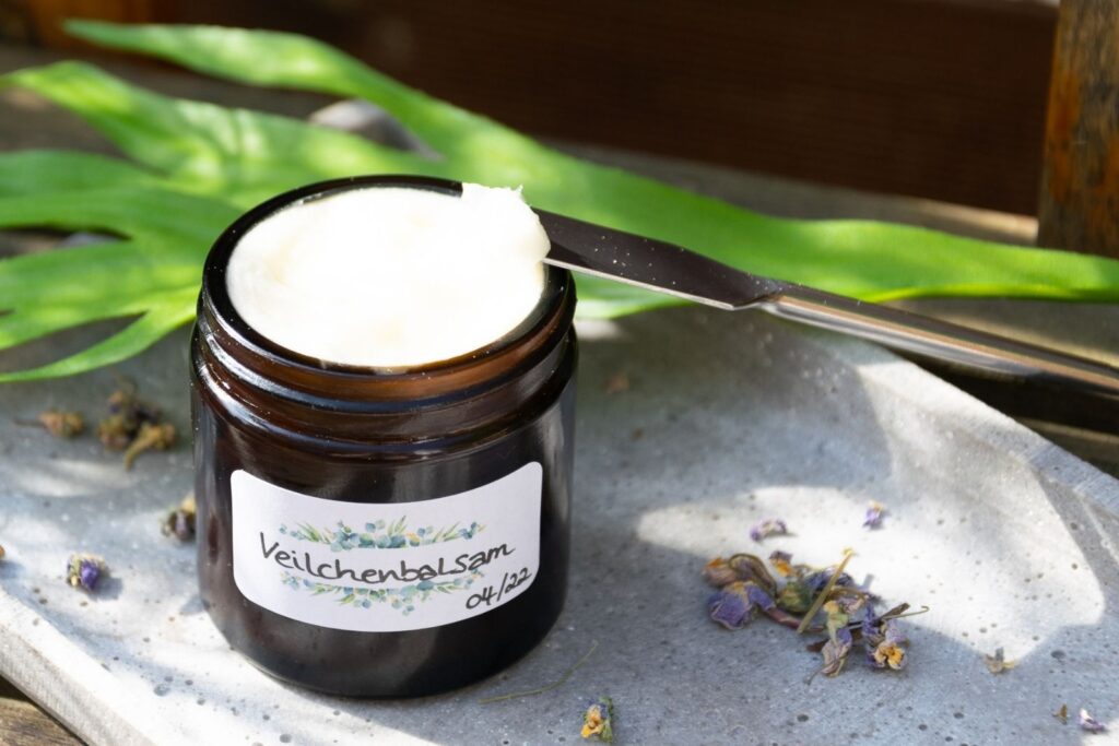 Veilchenbalsam für irritierte reife rissige und beanspruchte Haut