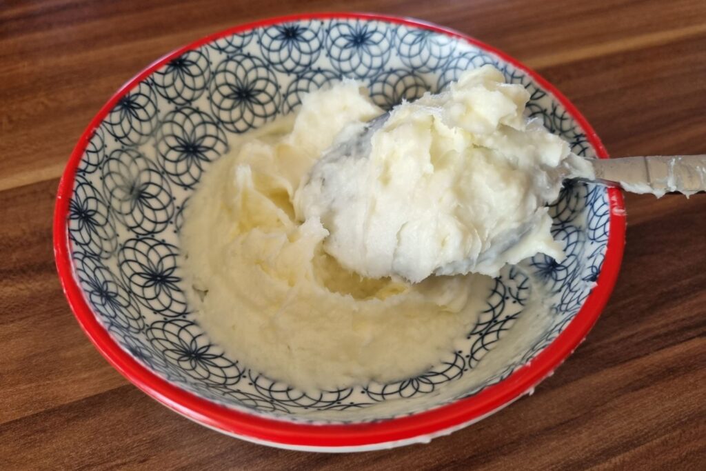 Veilchenmazerat in Sheabutter eingerührt