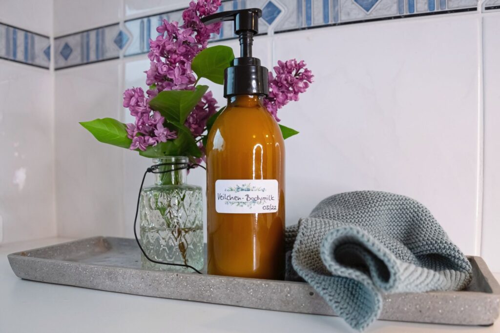 Feuchtigkeitsspendende Veilchen-Bodymilk für den Sommer