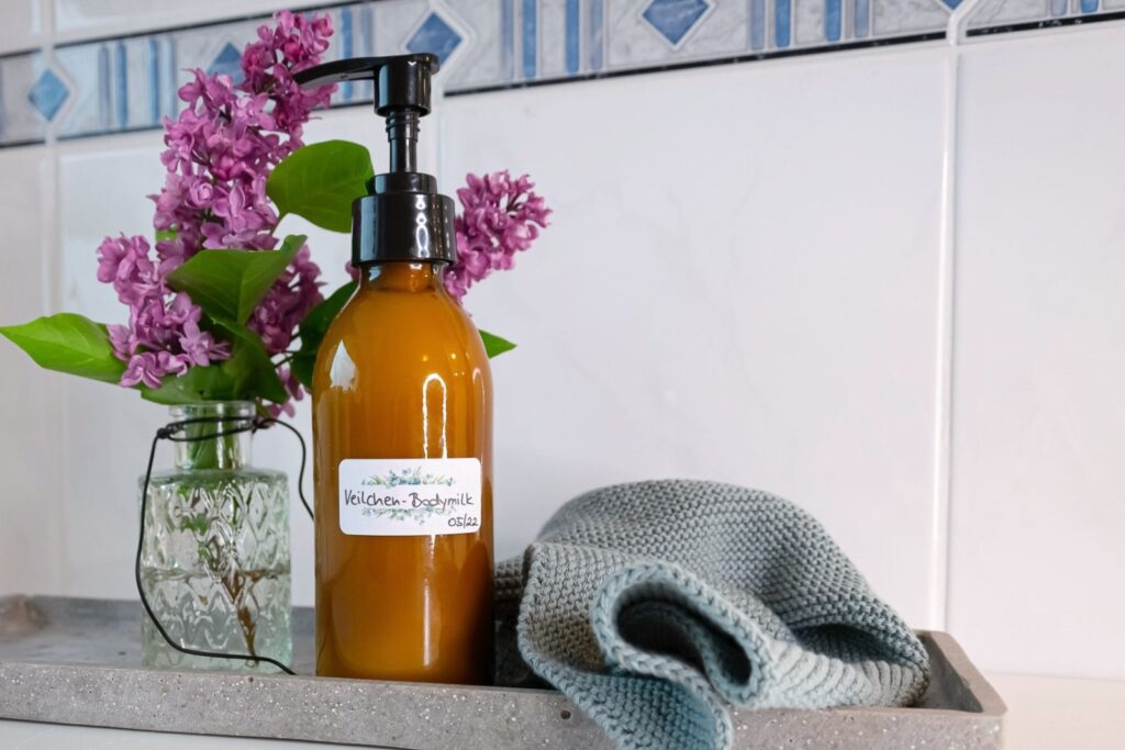 Feuchtigkeitsspendende Veilchen-Bodymilk für den Sommer